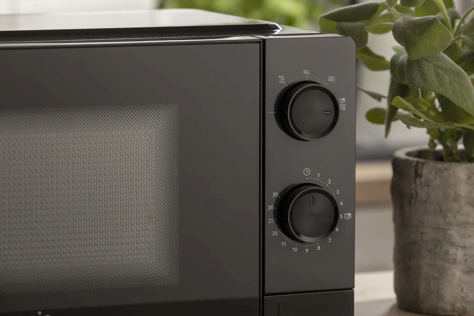 Микроволновая печь Gorenje MO20CE1B5 черный, 20 л, 700 Вт, переключатели - поворотный механизм