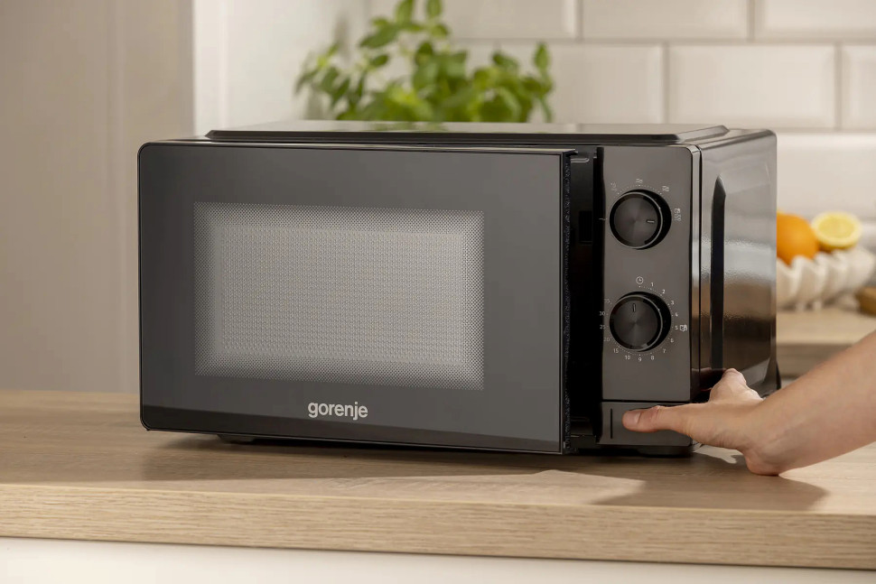 Микроволновая печь Gorenje MO20CE1B5 черный, 20 л, 700 Вт, переключатели - поворотный механизм