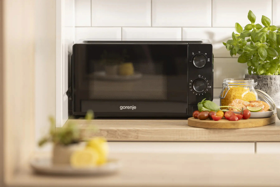 Микроволновая печь Gorenje MO20CE1B5 черный, 20 л, 700 Вт, переключатели - поворотный механизм