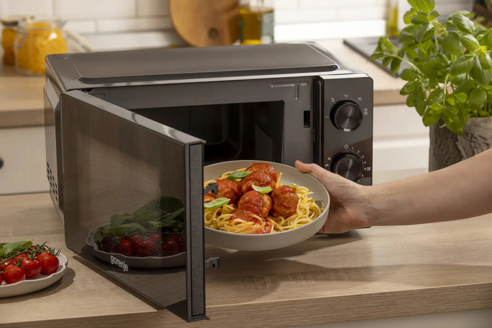 Микроволновая печь Gorenje MO20CE1B5 черный, 20 л, 700 Вт, переключатели - поворотный механизм
